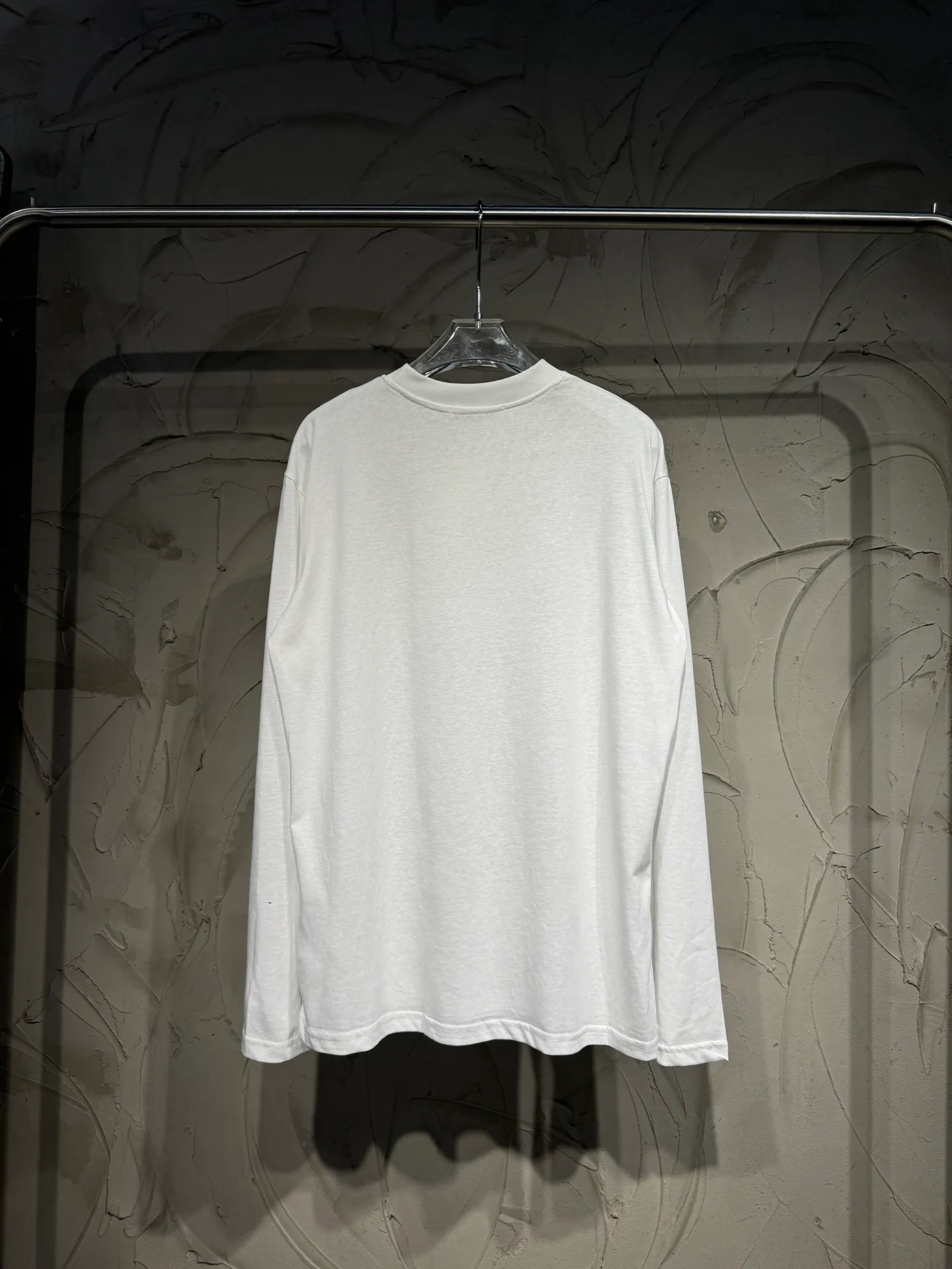 Acne Studios High Quality Classic Series minimalist dark printed logo, 26ss autumn and winter New Arrival new color, short-sleeved and long-sleeved bottoming shirt made by Acne, imported machine hot stamping process in the front and center, low-key and noble snowflake cotton fabric with slightly transparent texture, comfortable and Breathable. The short sleeves are refreshing and casual, and the long sleeves are suitable for layering. Round neck and loose version, regardless of body shape, same style for men and women. The wardrobe is always missing a basic white T Sizes: S M L XL